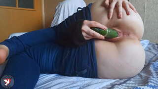 PAWG جميل حمامة الملاعين لها في كس ضيق مع الخيار