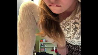 Blonde masturbates amin&#039;ny zipo