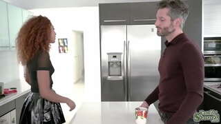 Ibenholt stedatter Brixley Benz takke henne stepdaddy seksuelt slobbing hans pikk og ri ham inn i glemselen