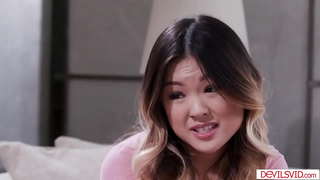 چھوٹے چھاتی کے ساتھ ایشیائی اور اس کے سنہرے بالوں والی bff کے لئے جا کے ساتھ ایک threesome پڑوسی