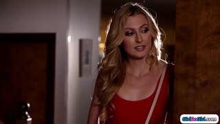 Пасля таго, як яна зноў позна вярнулася дадому, яе грудастая мачыха вырашае, што яна будзе лесбіянкай.Падчарцы адсмоктваюць цыцкі, ліжа шапіках мілф і падстаўляе ёй твар