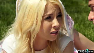 ���िशोरी देखने का तरीका गड़बड़ मोटे तौर पर बगीचे में आउटडोर