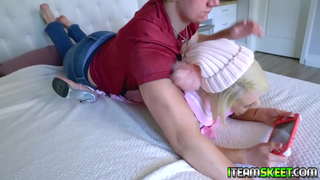 Seksi gamer babe Ava Sinclaire meninggalkan game-nya dan mulai bercinta dia pacar cock dan menjadikan dia cum di dalam dia big tits