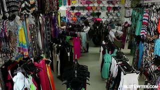 Blondie teen Haley Lopate petelin sesanju in kako ji muco zajebal divje hkrati