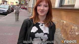 Edertasuna ematen zion blowjob bat eta dute sexu sofan doggystyle eta beste planteatzen egiten duten comely neska moan