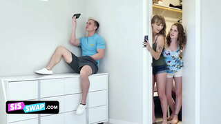 Siswap - Похотливые Җыелма Сеңлесе Обманывают Үзләренең Зур Сводных бертуган Һәм Трахают Аларны диване