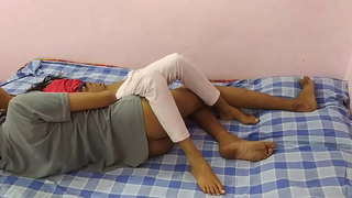 ���ິທະຍາໄລສາວ Nasty ໄດ້ຮັບກ່ຽວກັບການແລ່ນໃນສີດໍາຊັ້ນ