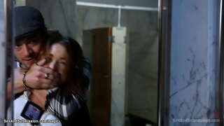 Pentil yang besar si makan agen Krissy Lynn ditangkap oleh jenayah Xander Corvus dan dalam ikatan tali mendapat pantat fucked oleh ayam besar