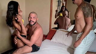 In in background de fronte camera pro novis carioca, et affectum duo galli in eam pussy simul, nam primum, et finis cum totum onus cum