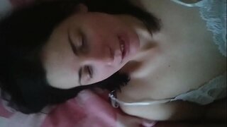 Russe amateur fille Oksana baisée dans sa chatte poilue, partie 1