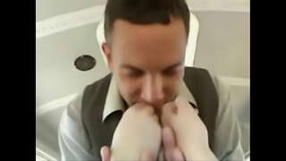 ���ुवा लड़की एक बस पर