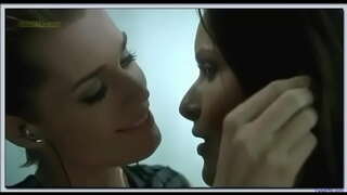 Rebecca Romijn Rie Rasmussen lesbiečių bučinys Femme Fatale