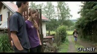 E tamaiti horahia waewae whānui tuwhera