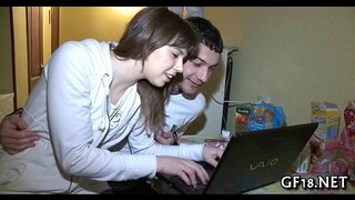 Бұл сүйкімді гирге қараңыз