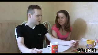 Trè laj legal tinedjè zanj kanpe doggy mòd