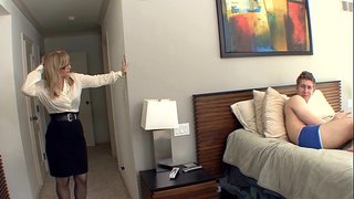 Big boobed bjonde milf në stockings dhe një llastik