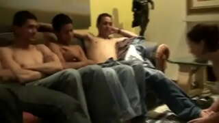 فتاة لعق أقدام الرجال