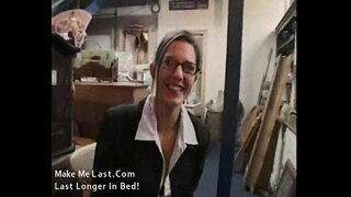 ƀ�感的黑发的家庭主妇，获得爱在她工作的地方