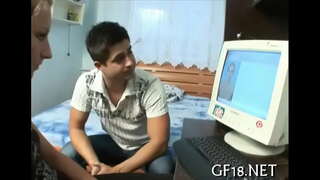 جميلة القانونية سن المراهقة فتاة تقف هزلي الأزياء