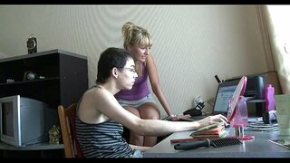 Gorgeous teen gal nabarmentzen doggy moda