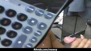 أنها تمارس الجنس مع رجل آخر من أجل المال 23