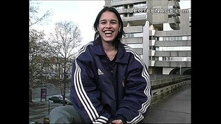 Sexy brunette teen galdaketa