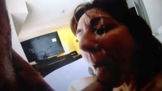 مقعد سوراخ کے ساتھ ایک بہت بڑا بوجھ اس کے چہرے پر!