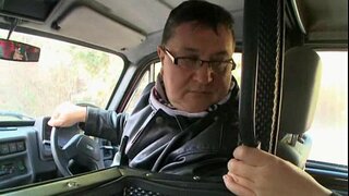 ���ेखने का एक सवारी के साथ एक पुराने आदमी