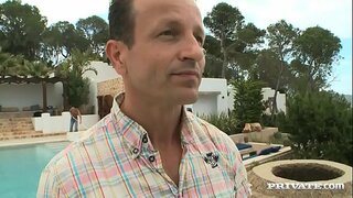 Amy Salvaxe Lidando Con Dous Galos