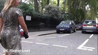 Sexy lampeggiante bionda Ashley Rider all&#039;aperto esibizionismo e voyeur amatoriale babe