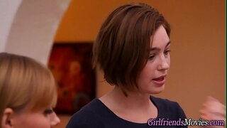 Busty молоденькая թափել лесбиянку