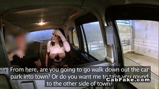 ���ිශාල පියයුරු ආධුනික ලැබෙන මුහුණේ ව්යාජ ටැක්සි