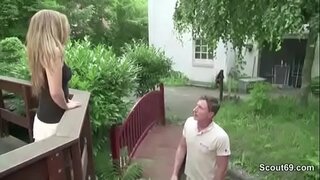 קליין מאָגער לאָך פאַקט דורך דער באַלעבאָס ווייַל פון דעץ 