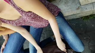 Downblouse ရီးလမ္းအများပြည်သူ