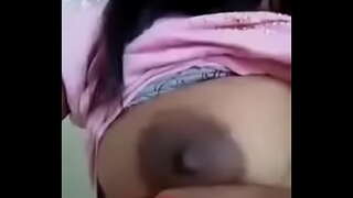 Niña india mostrando sus tetas con la oscuridad jugosa areola y los pezones