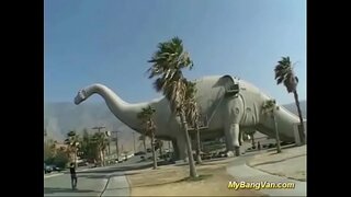 симпатичні грудасті підлітки вперше трахаються в оргії