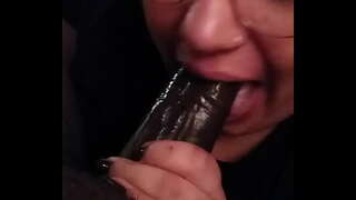 Nerdy zaročenka deepthroats