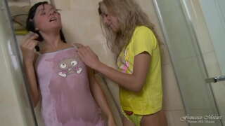 اثنين من مثليات في سن المراهقة حقيقي جماع الشرج مع دسار في الحمام