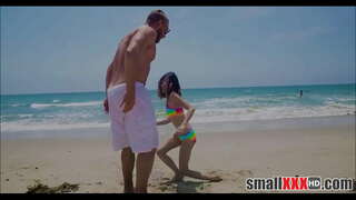 ���ხალგაზრდა და პატარა გოგონა Jasmine რუხი იღებს პატარა, ფუჩური, უზარმაზარი ყლე ბიჭი სანაპიროზე