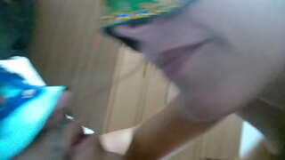 ���રિણિત સ્ત્રી spitting મોં માં પુરુષ અને બનાવી તેને ગળી જાય છે તે