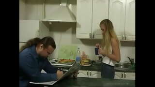 BritishTeen ဆင့်မီးဖြားအဖေအတွက်မီးဖိုချောင်များအတွက်လိင်