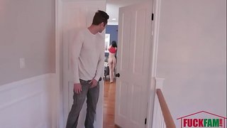 Spritzt Ladung Sperma auf Stiefschwester&amp;#039;s Gesicht - Harmony Wonder