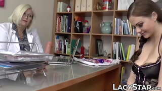 Busty GILF manjaka mafana tanora babe