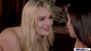 Bruna serĉas la izolita kaj demandas ŝia blonda izolita se ŝi scias, kie ĝi estas.Ĉiuj nuda ŝi turnas ĉirkaŭe kun la izolita en ŝia azeno.# ? ia#? iuj parto malstreĉi ŝin supre kaj ŝi allogas ŝin.Ili kisas kaj ŝi lekas ŝia pussy antaŭ ŝia bffs