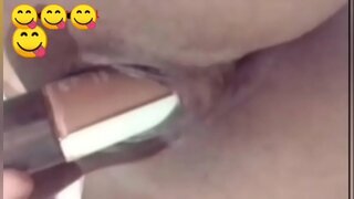 Bruneta fierbinte se masturbeaza prin anus