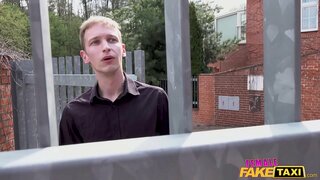 Babae Pekeng Taxi brown ang buhok nahuli naglalaro sa kanyang puki sa pamamagitan ng mga tao sa tabi ng pinto