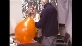 Sex la birou cu un ballon