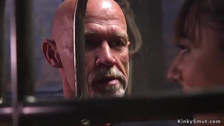 قديم سيد الملاعين حار امرأة سمراء عبد عميق حلق حتى نيك لها كس في حبل عبودية