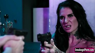 ɇ�发碧眼的美国联邦调查局代理处理邪恶的基酒吧主人。这家伙她用作掩护来获得进入酒吧疯狂她用他。她可以照顾，让他他妈的她。她吮吸他之前也能鸡巴