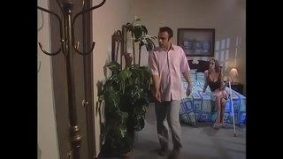 Tio folla un leggy rossa en un gos suposar, mentre que els seus amics cop d'ull a l'habitació del costat